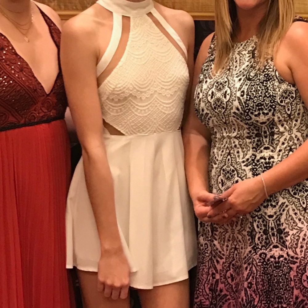 LF WHITE LACE ROMPER - Picture 3 of 3